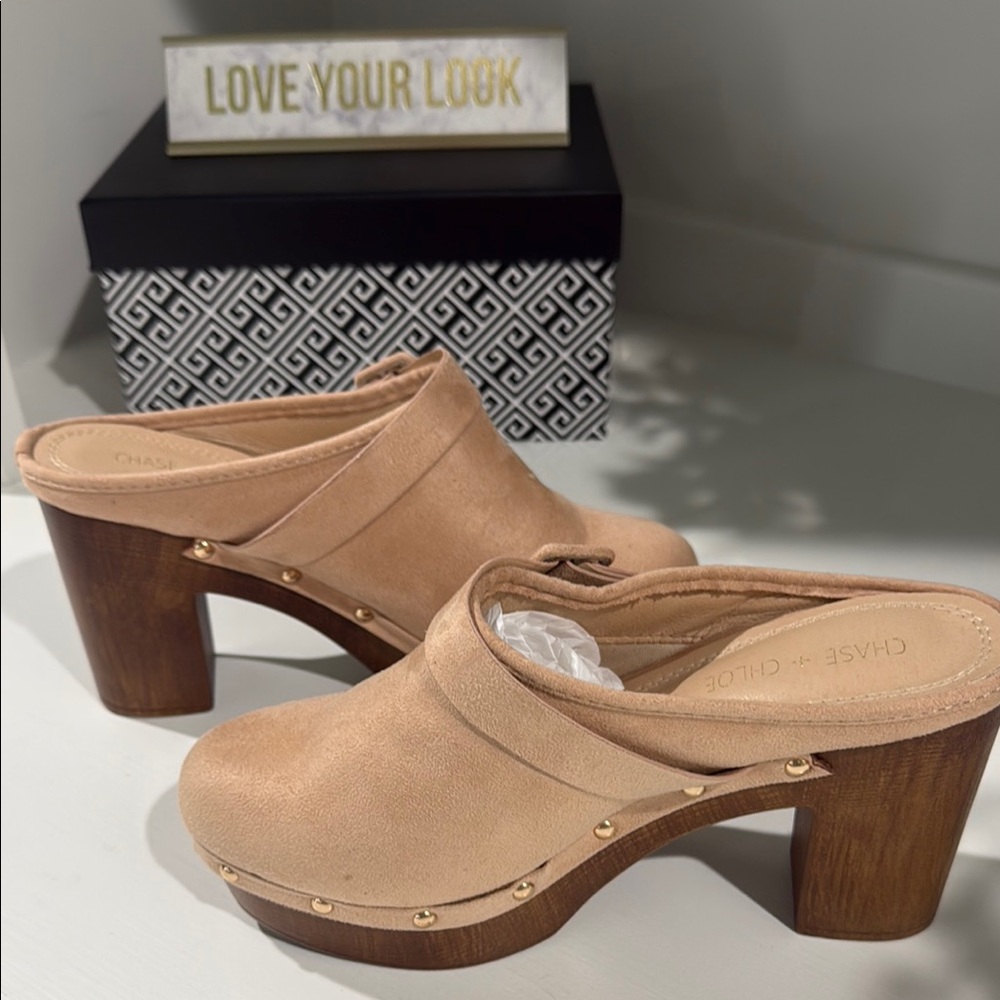 Chic Tan clogs!! Never worn